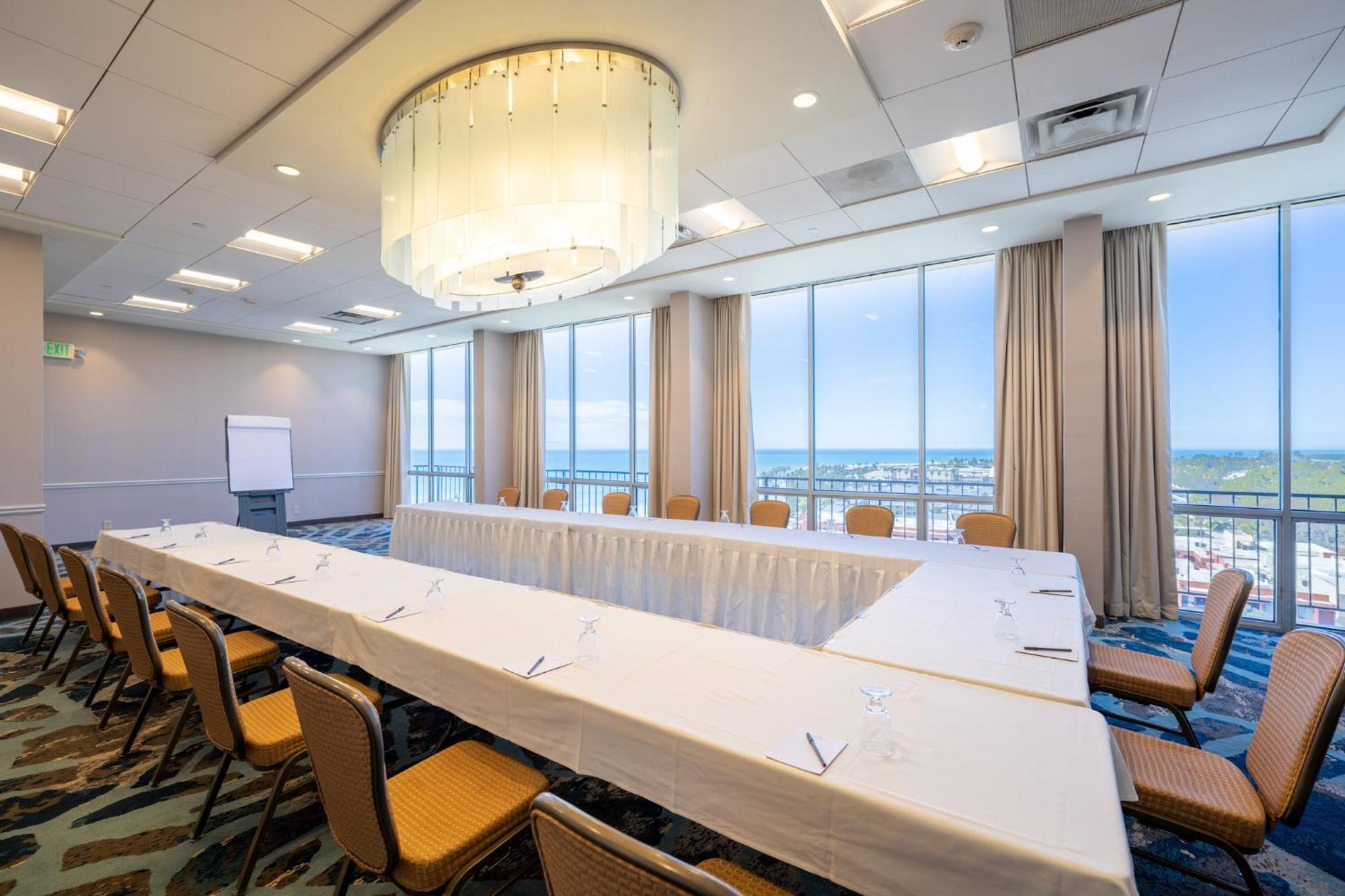 Crowne Plaza Ventura Beach By Ihg Ngoại thất bức ảnh
